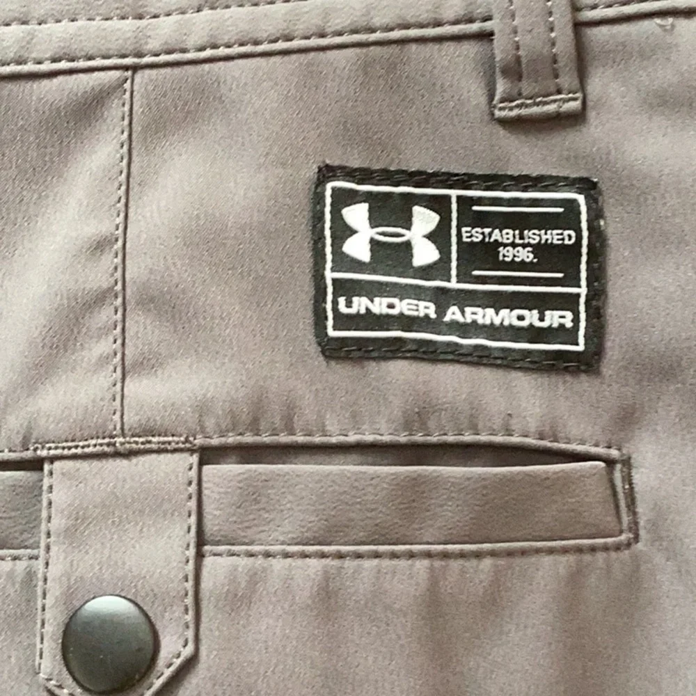 Under Armour heatgear, loose fit Men's Gray Shorts. Size 30